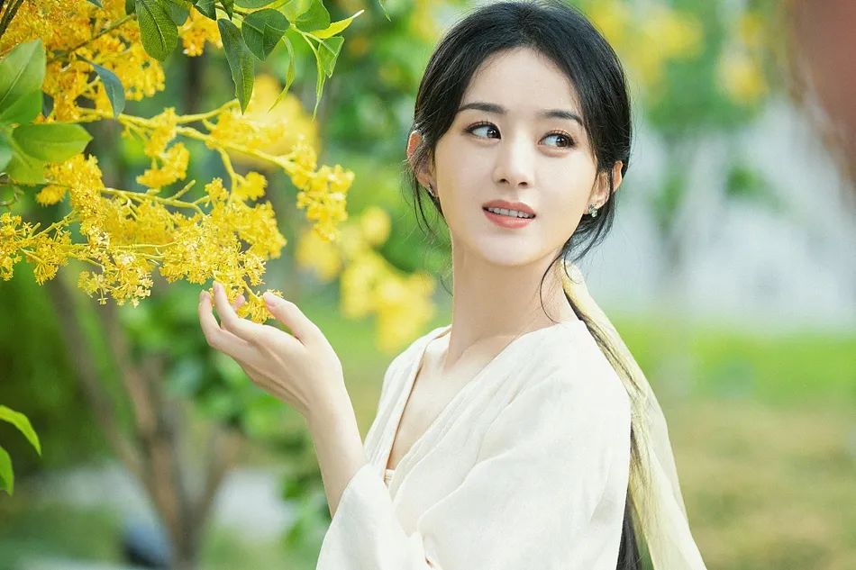 赵丽颖穿素色长裙清丽脱俗！雪肤玉貌越来越美