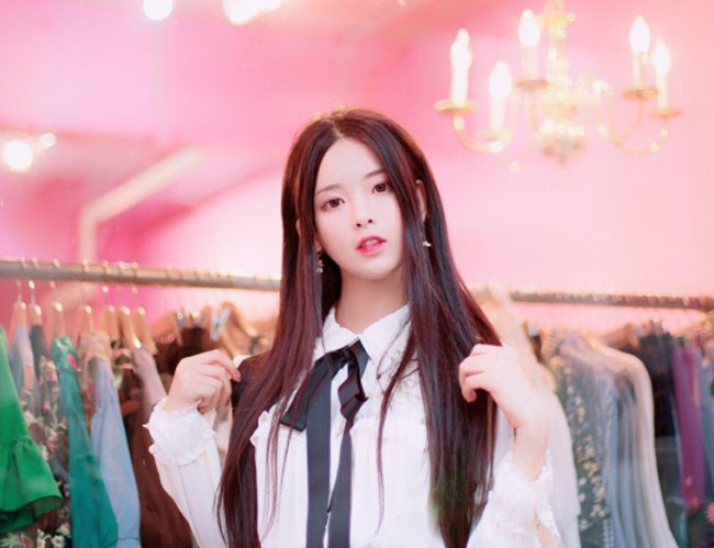 杨超越夏日度假风美图曝光！雪肤玉貌大长腿太靓丽多姿