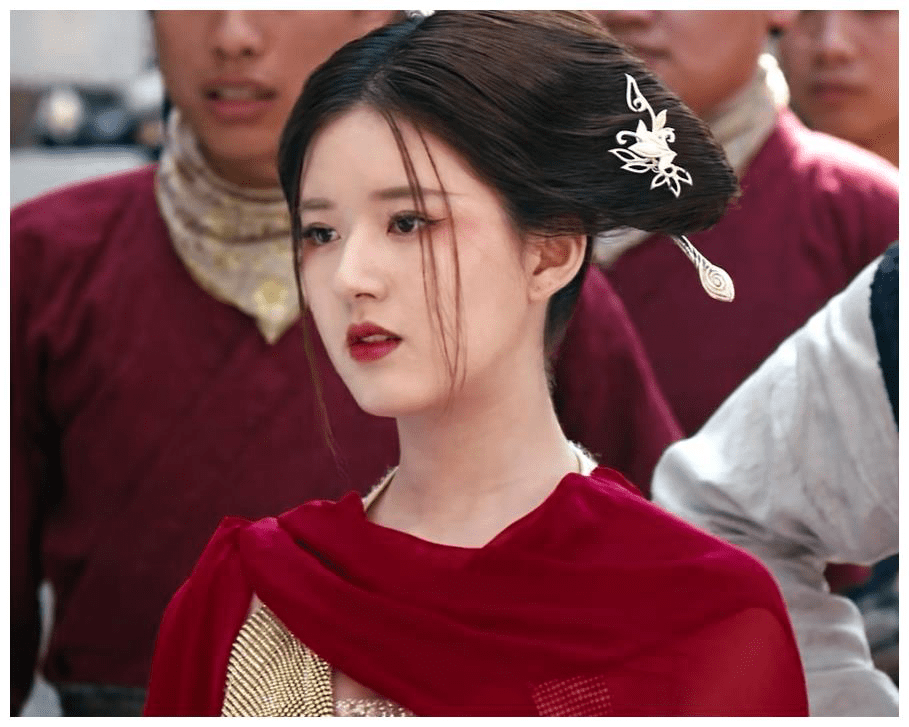 当流量小花都穿上红色“嫁”衣,白鹿中气十足,周洁琼诠释美