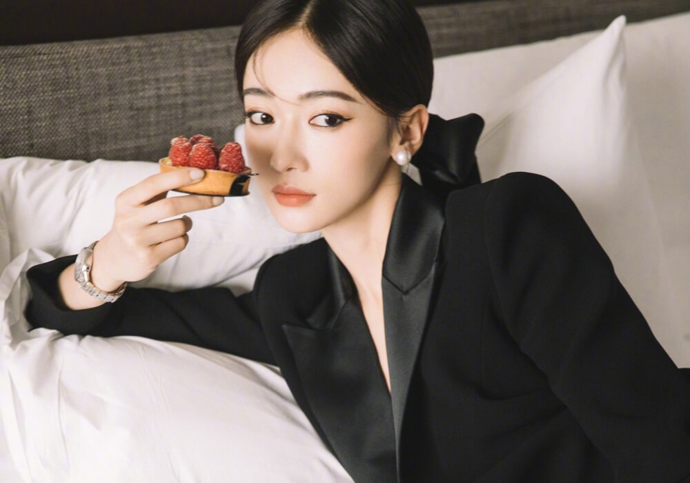 吴谨言全包黑色眼线纯黑西装妩媚御姐风图片