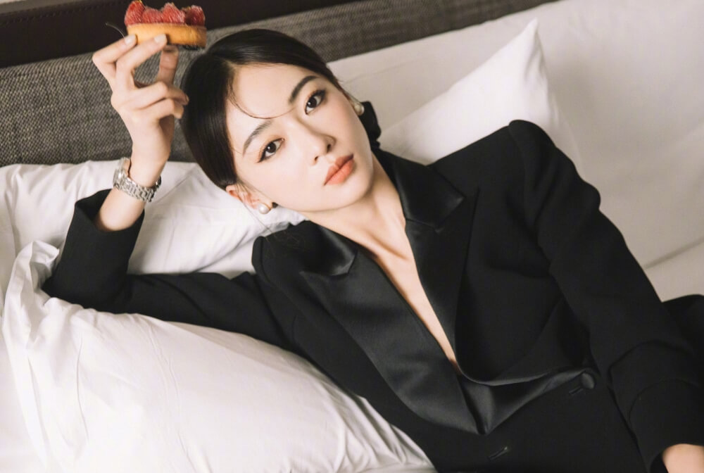 吴谨言全包黑色眼线纯黑西装妩媚御姐风图片