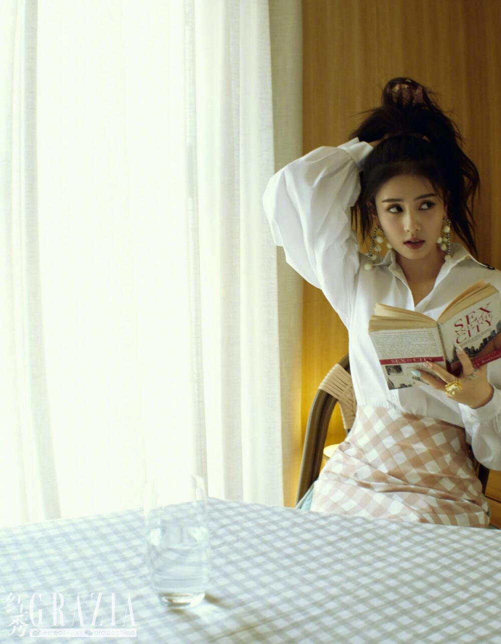 白鹿活力四射的夏日休闲风个性写真图片