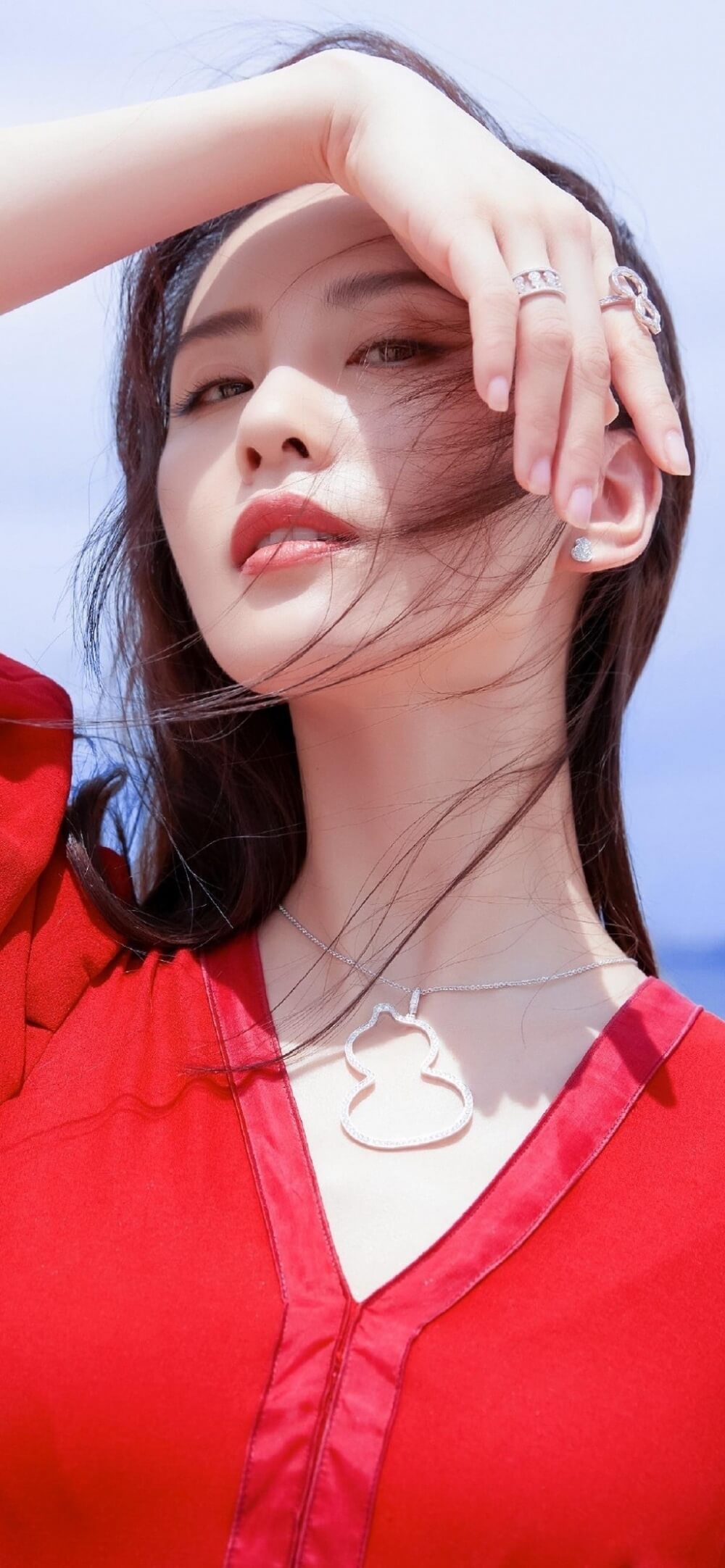 刘诗诗海边温柔鲜艳深V红裙凌乱发丝图片