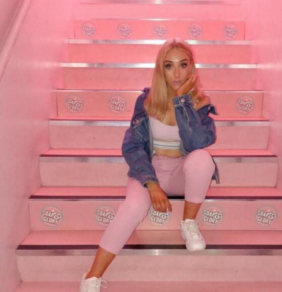 粉色裤子和什么上衣搭好看？