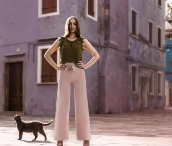 粉色裤子和什么上衣搭好看？