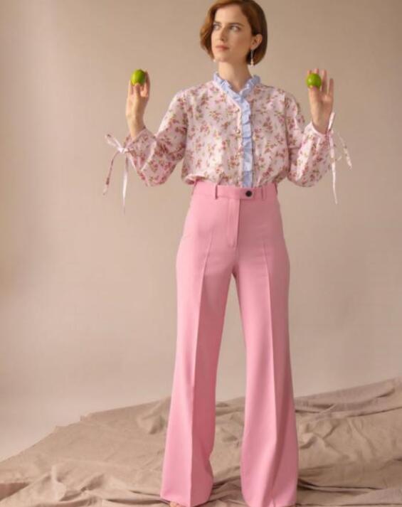 粉色裤子和什么上衣搭好看？