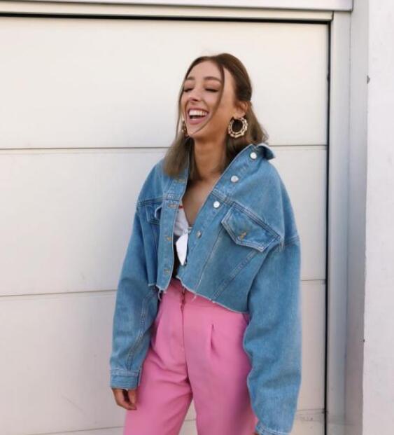 粉色裤子和什么上衣搭好看？