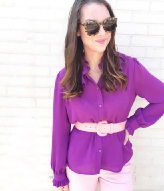 粉色裤子和什么上衣搭好看？