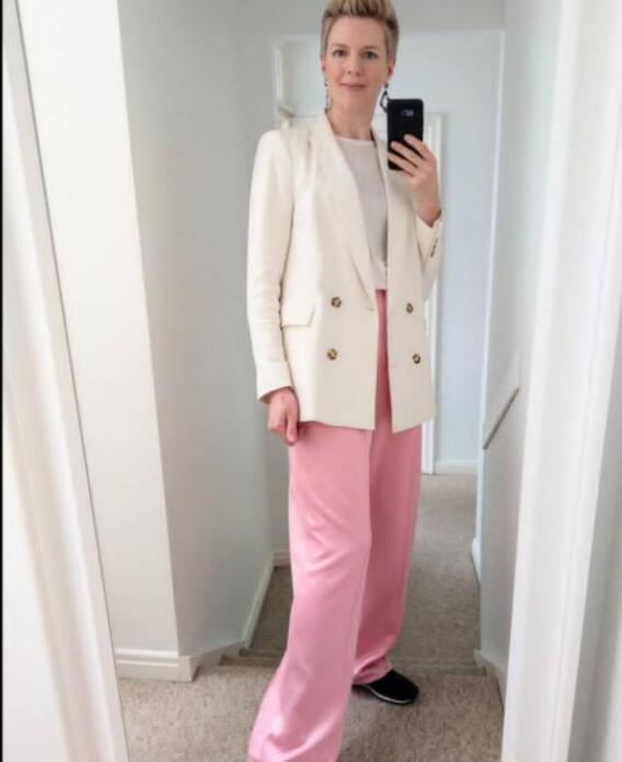 粉色裤子和什么上衣搭好看？