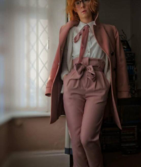 粉色裤子和什么上衣搭好看？