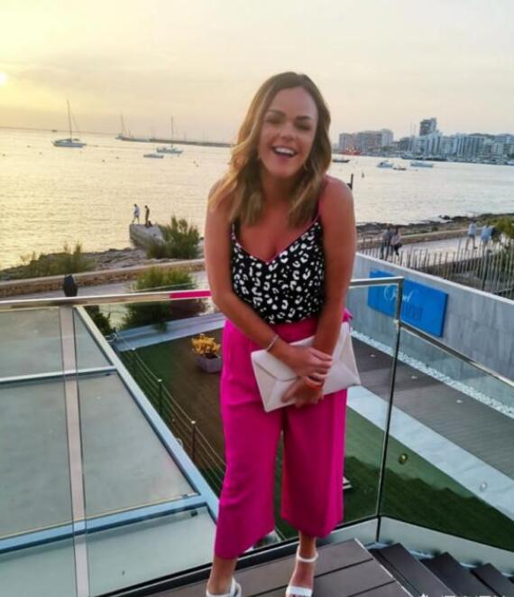 粉色裤子和什么上衣搭好看？