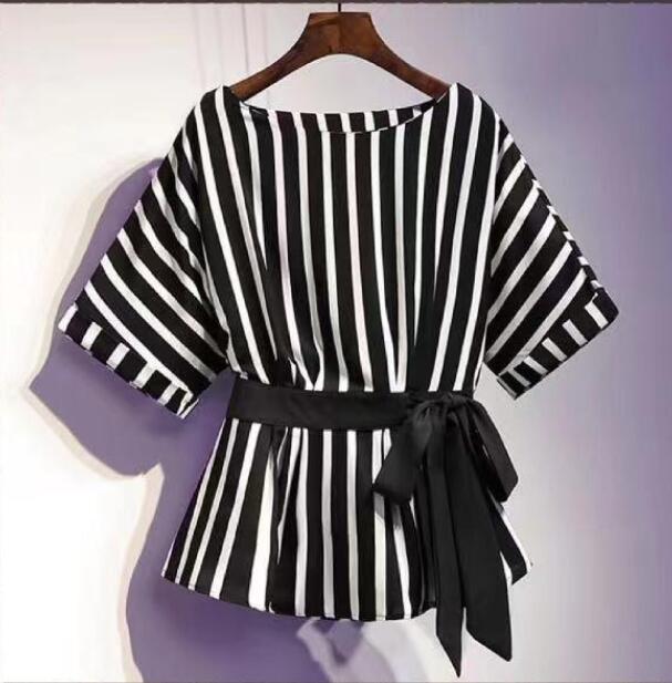 红色裤子搭配什么样的衣服最好看?