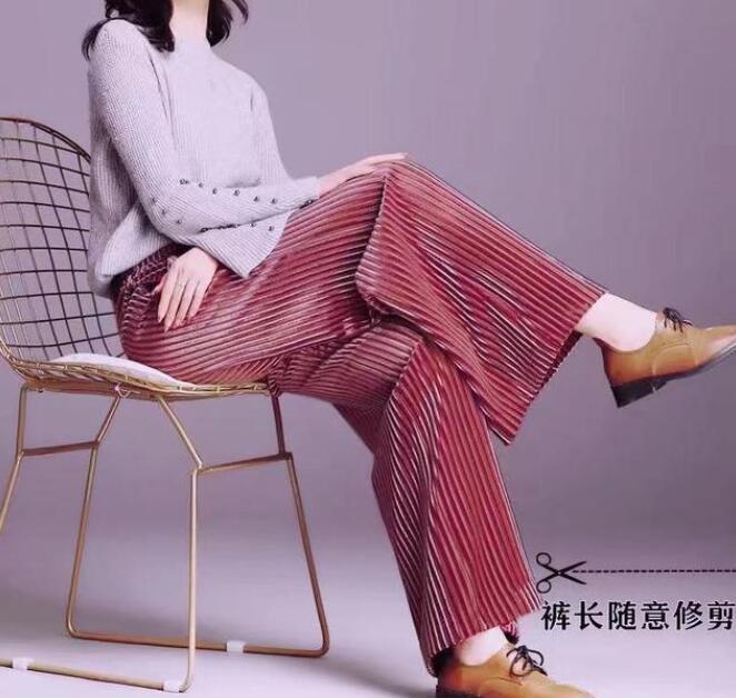 红色裤子搭配什么样的衣服最好看?