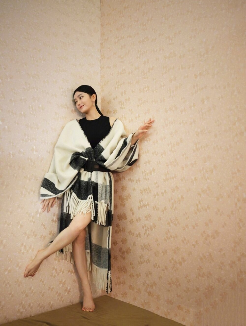 秦岚深V衬衫性感诱惑写真图片