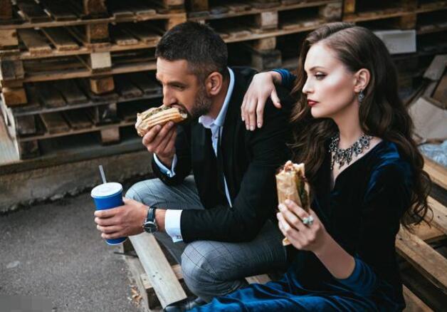 如何将丝绒穿出摩登和显瘦共存的感觉？