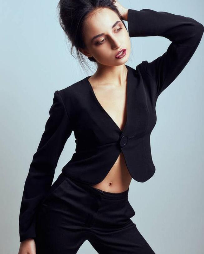 如何将丝绒穿出摩登和显瘦共存的感觉？