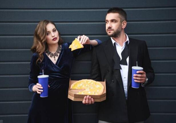 如何将丝绒穿出摩登和显瘦共存的感觉？