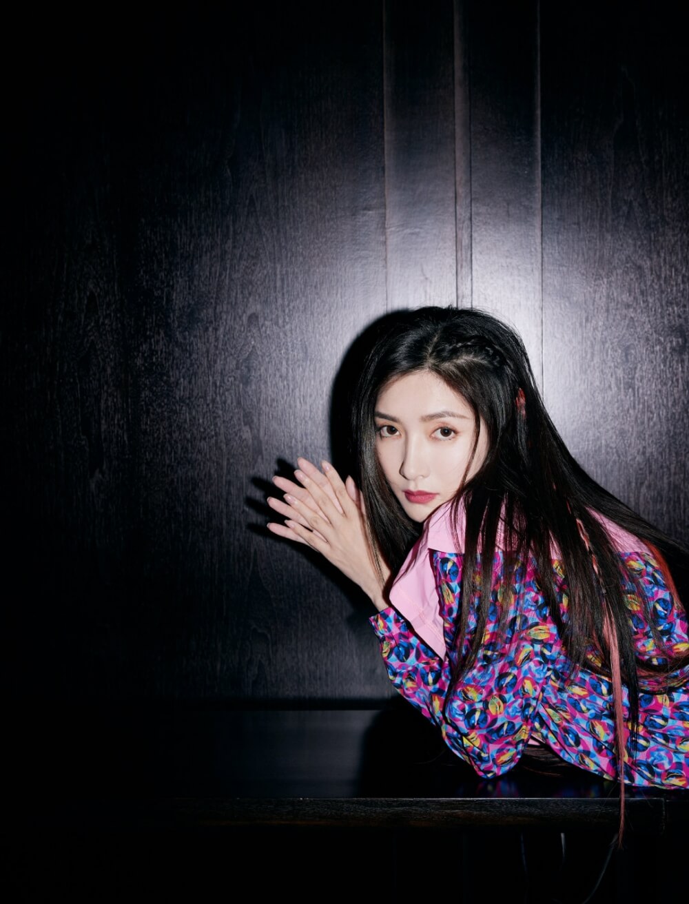 江疏影彩色编发清新活力写真图片