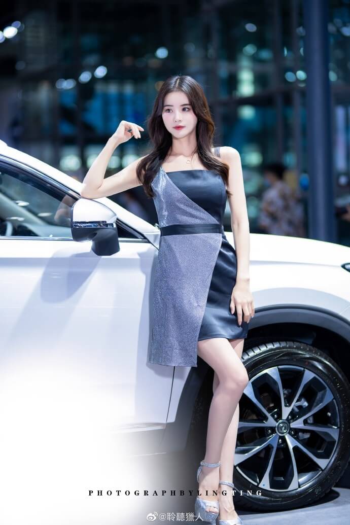 超高颜值车模小姐姐高跟细腿媚态写真