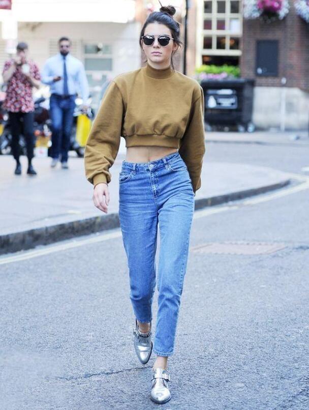 卫衣要怎么穿搭才显得好看？