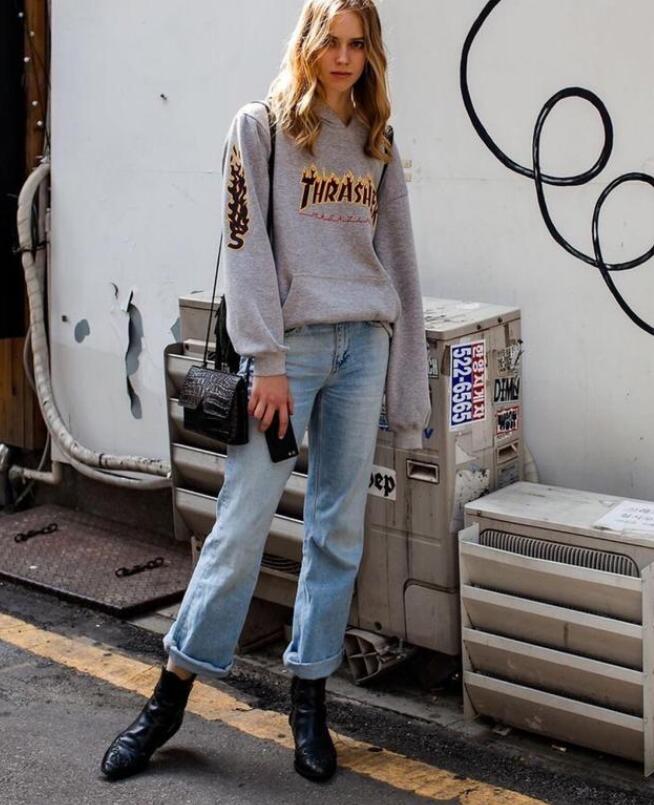 卫衣要怎么穿搭才显得好看？