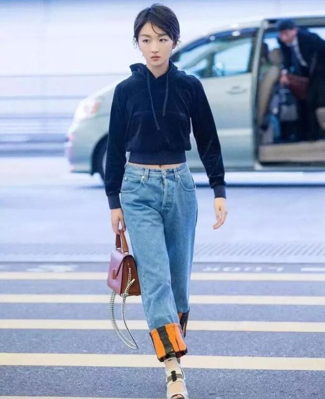 卫衣要怎么穿搭才显得好看？