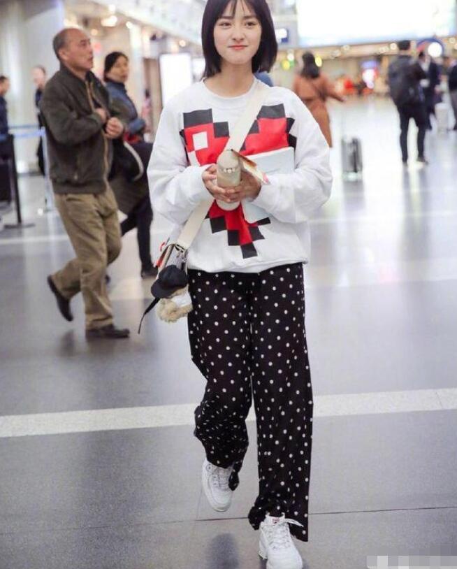 卫衣要怎么穿搭才显得好看？