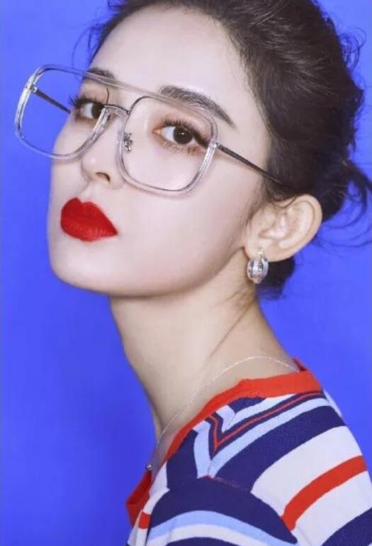 条纹短袖要怎样穿搭才好看?