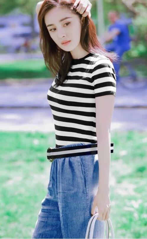 条纹短袖要怎样穿搭才好看?