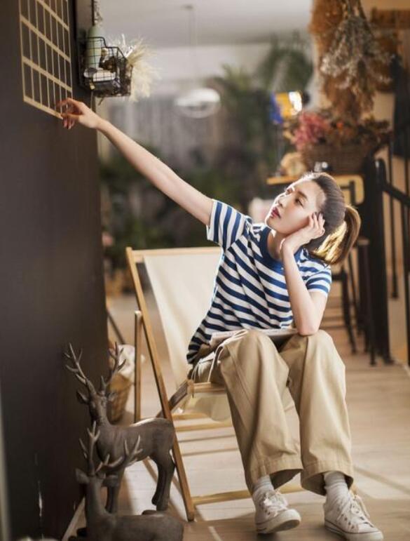 条纹短袖要怎样穿搭才好看?