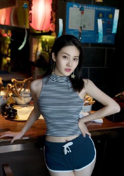 条纹短袖要怎样穿搭才好看?