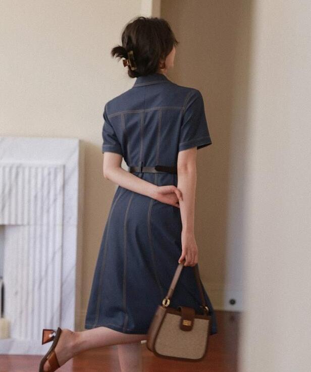 牛仔裙和什么上衣鞋子搭配好看