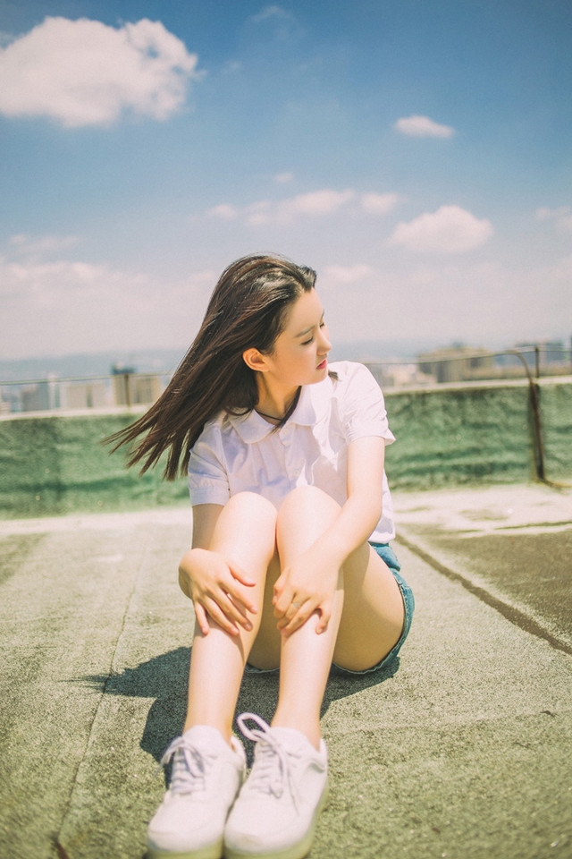 穿背带裙的萝莉少女夏季阳光写真图片合集