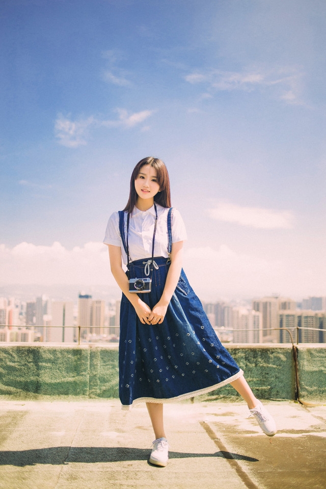 穿背带裙的萝莉少女夏季阳光写真图片合集