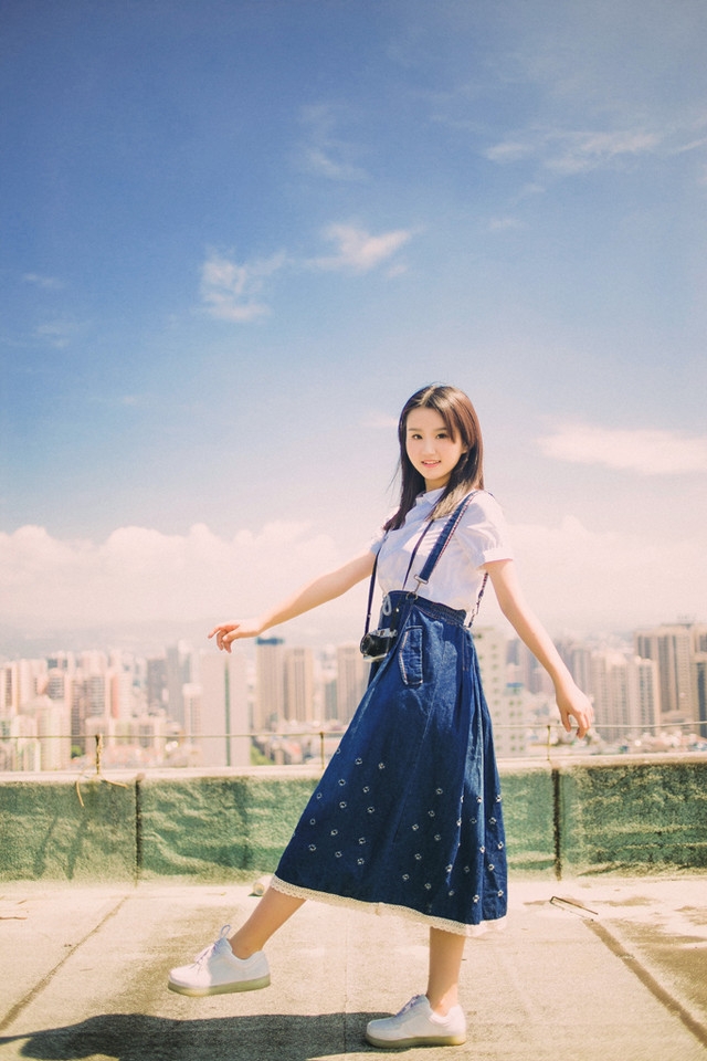 穿背带裙的萝莉少女夏季阳光写真图片合集