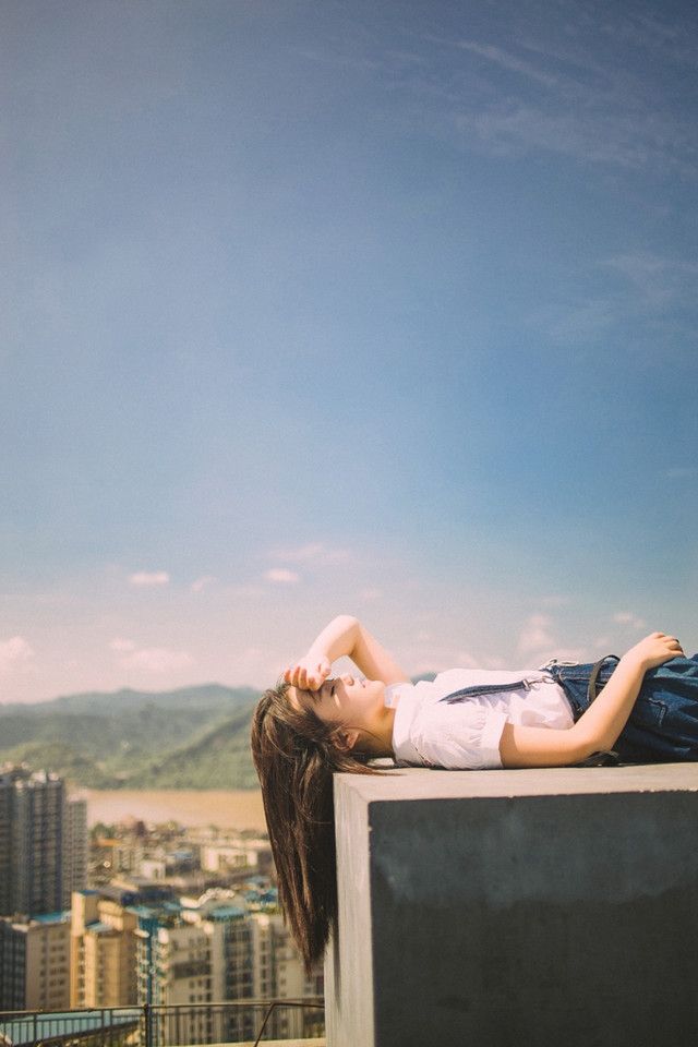 穿背带裙的萝莉少女夏季阳光写真图片合集