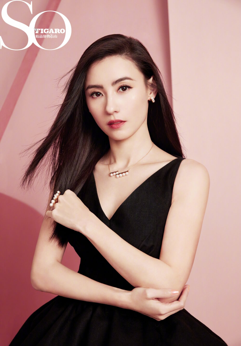 张柏芝穿深v小黑裙气质写真图片