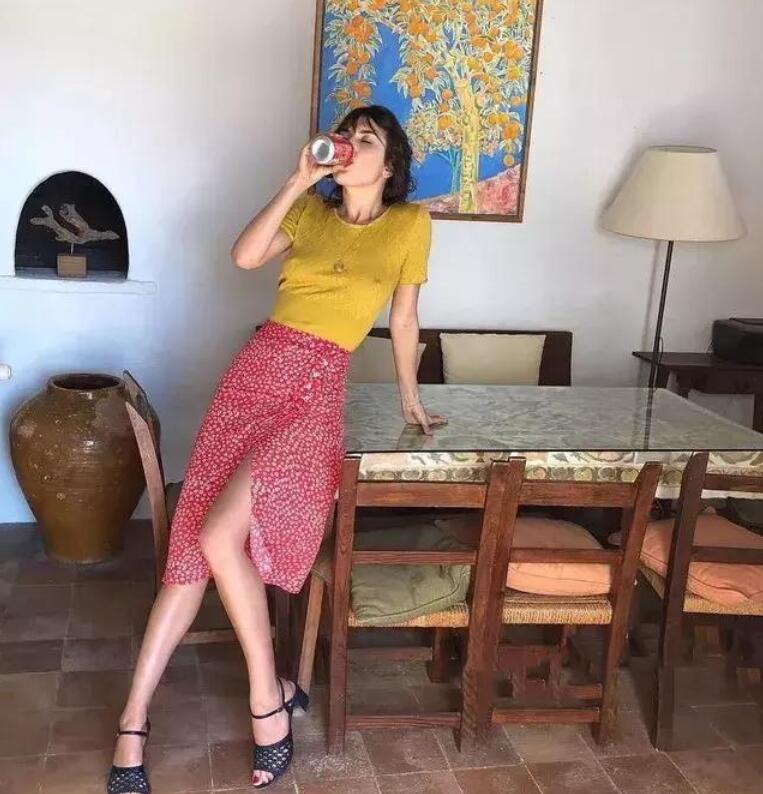 T恤+半裙，怎样搭配才能不路人？