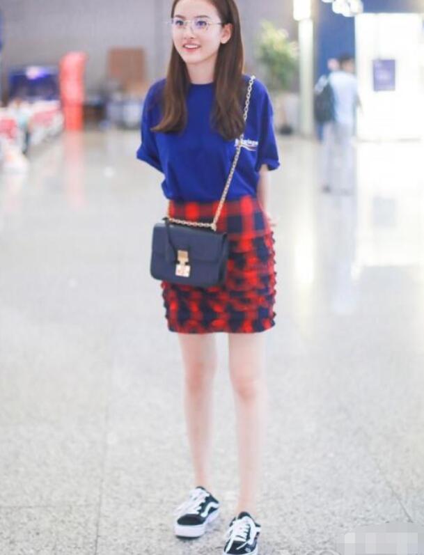 T恤+半裙，怎样搭配才能不路人？