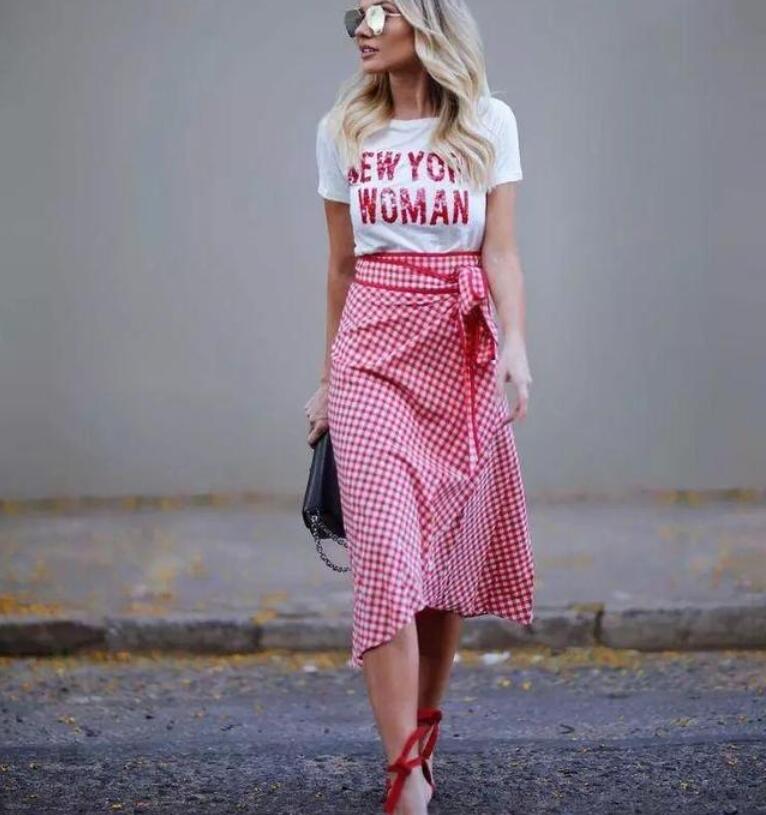 T恤+半裙，怎样搭配才能不路人？