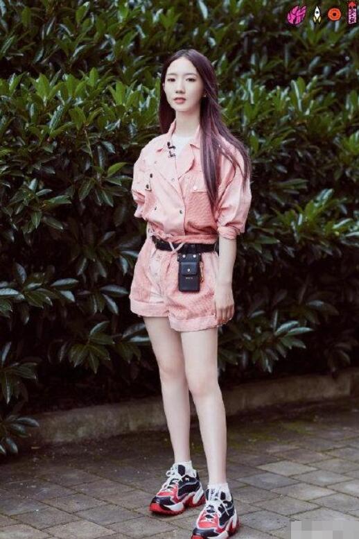 什么套装衣服女孩穿起来显得好看?