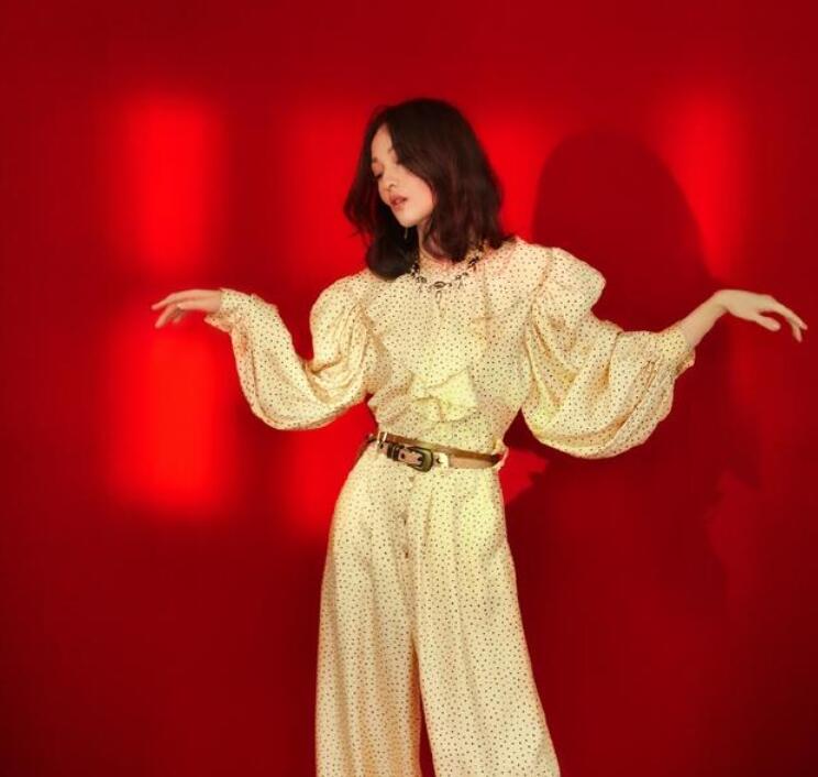 什么套装衣服女孩穿起来显得好看?