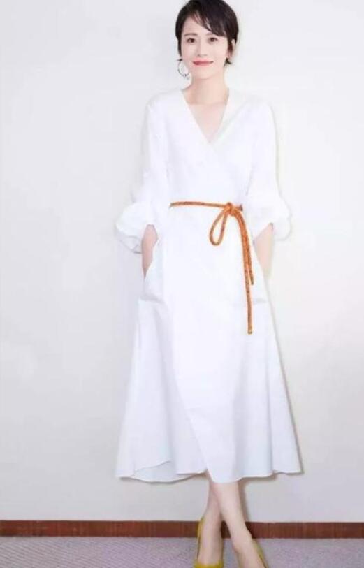 普通的小白裙如何穿出优雅的气质？