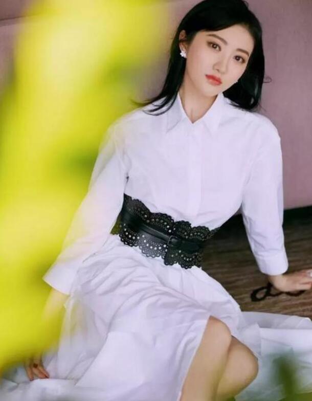 普通的小白裙如何穿出优雅的气质？