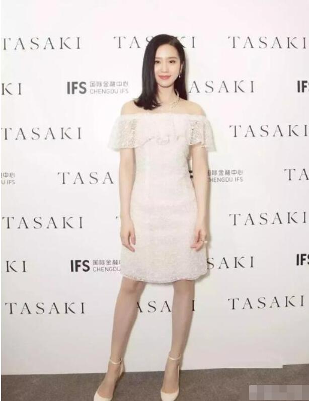 普通的小白裙如何穿出优雅的气质？