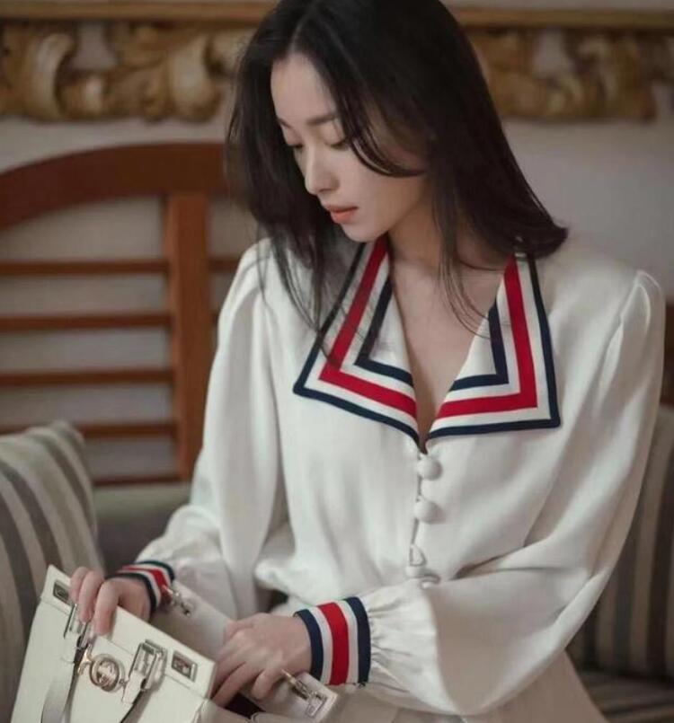 普通的小白裙如何穿出优雅的气质？