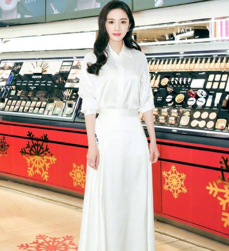 普通的小白裙如何穿出优雅的气质？