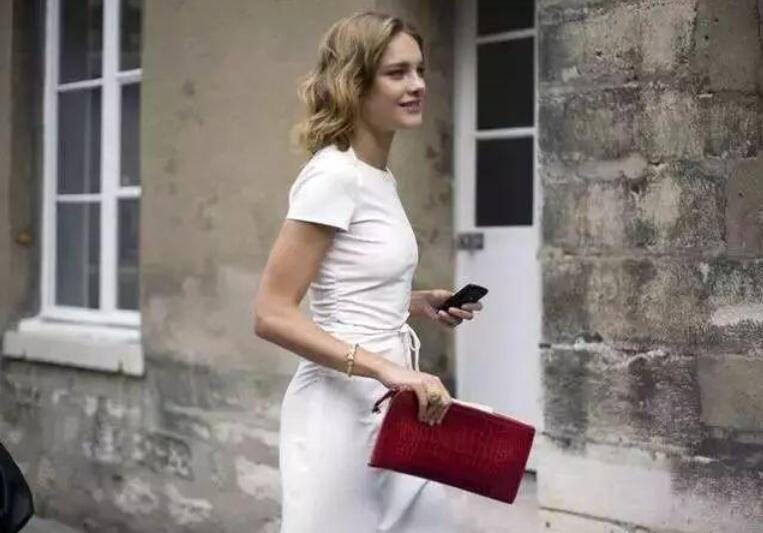 普通的小白裙如何穿出优雅的气质？