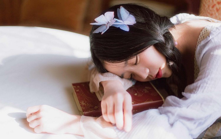 一招让男人发疯想你 抓住他的心其实很简单