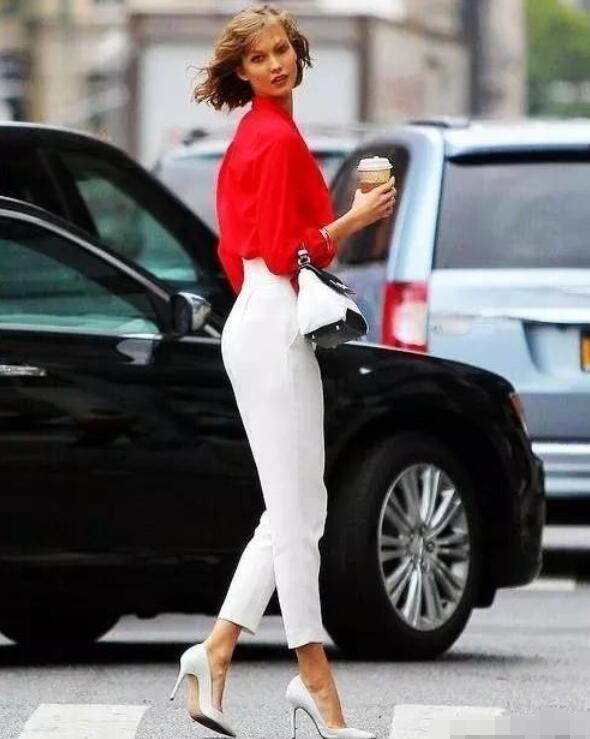 女款白色西装裤配什么鞋子合适?